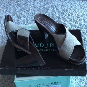 DONALD J PLINER HEELED SANDALS EUC